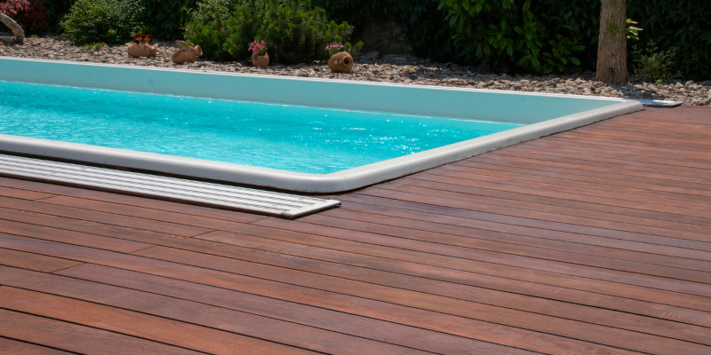 How to Best Manage Your Pool Deck Cleaning Needs